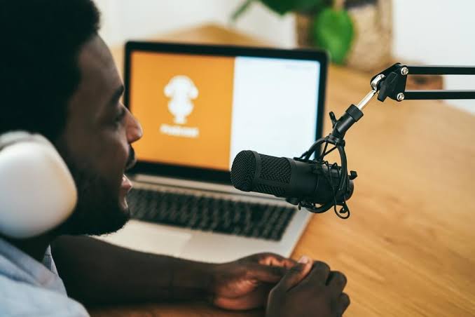 Top 10 Tech Podcasts to Follow in 2025